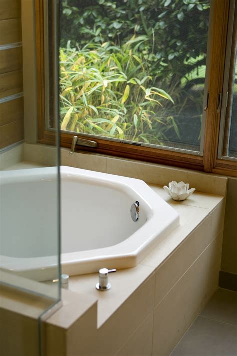 The japanese soaking tub is just perfect for those who are looking to add a bit of asian influence in the modern bathroom. Japanese-style soaking tubs catch on in U.S. bathroom ...