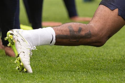 Make social videos in an instant: Englands Raheem Sterling mit Waffen-Tattoo