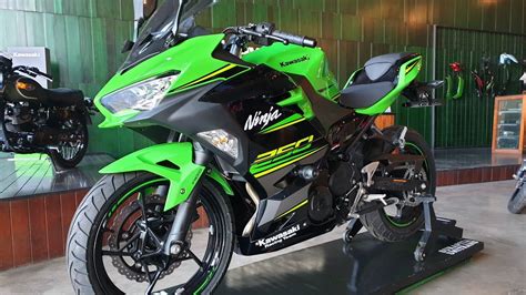 Модель бюджетного спортивного мотоцикла kawasaki ninja 250r появилась в 2008 году, придя на смену kawasaki zzr 250. KAWASAKI NINJA 250 2019 | SE. ABS | Tanpa Kunci !! - YouTube