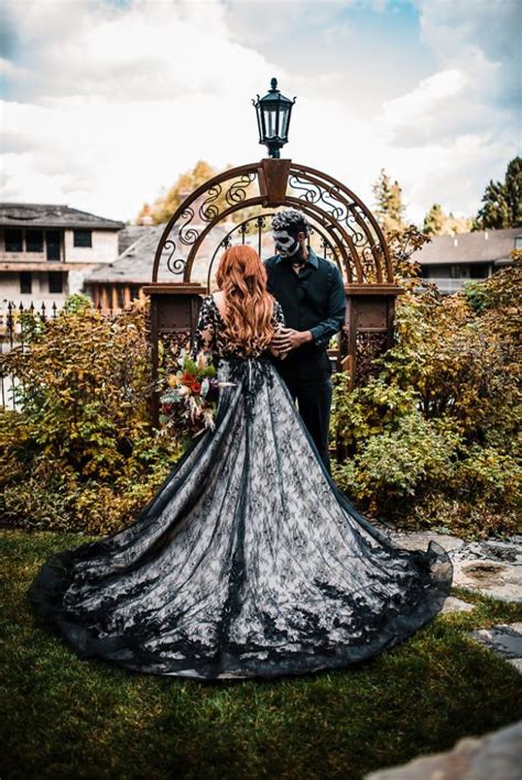 15 Chic Ideas To Throw A Spooky And Stylsh Halloween Wedding