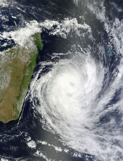Technically, a cyclone is nothing more than a region of low pressure around which air flows in an inward spiral. Cyclone Dumile — Wikipédia