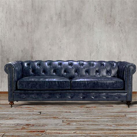 This Chesterfield Sofa Offers A Cozy Elegant Look The Tufted Sofa