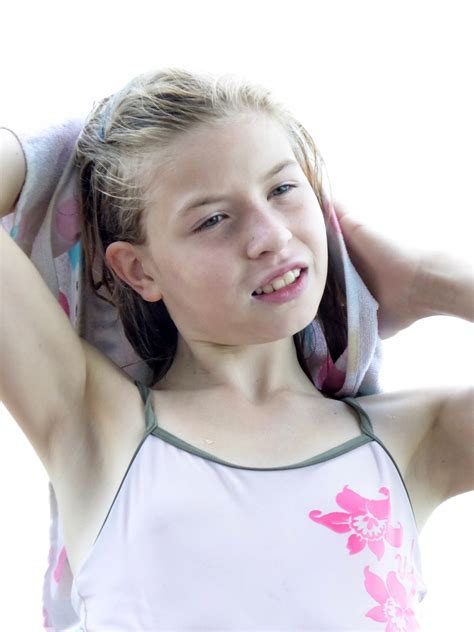 fotos gratis mano persona niña seco nadar modelo dedo rosado brazo expresión facial