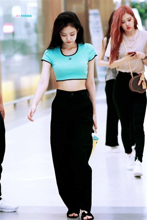 On that day, she was wearing light blue jeans, a white blouse and heels with a white bag. Jennie Kim 》💣 (With images) | Kpop fashion outfits ...