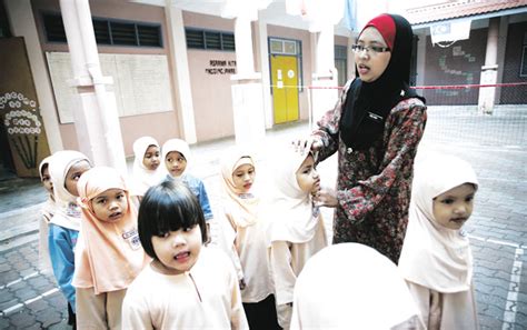 Makna kerja guru terhadap muriddalam pengertian sederhana, guru adalah orang yang memberikan pengetahuan kepada anak didik. UNIT SEKOLAH RENDAH: Murid kuat mengadu