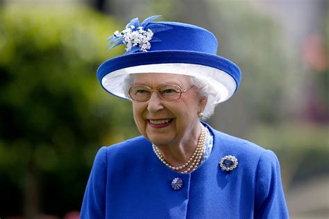 Saiba Tudo Sobre O Peculiar Estilo Da Rainha Elizabeth Ii Waufen