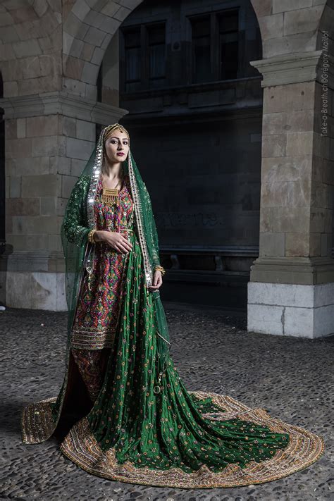 أزياء تقليدية مطورة من تصميم فايزة البلوشية - Al-mara