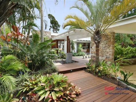 Like This Tropical Entrance To A Home Tropical Backyard Tropical