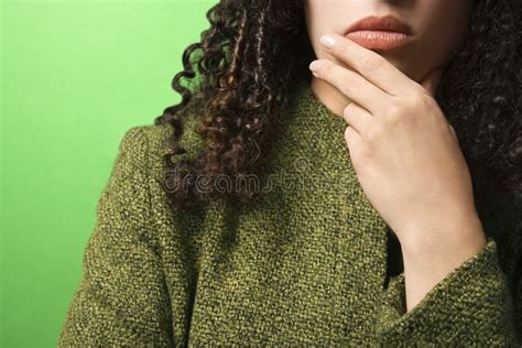 Mulher Caucasiano Com Mão No Queixo Que Desgasta a Roupa Verde Imagem