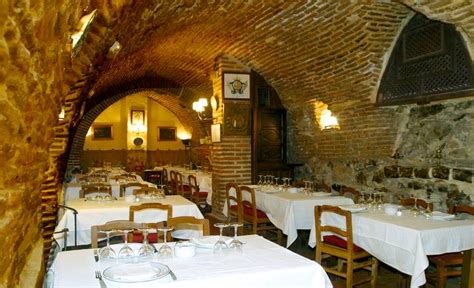 Fundado en 1725, botín es el restaurante más antiguo del mundo según el libro guinness de los records y uno de los referentes de la cocina tradicional en. Dining at the Oldest Restaurant in The World - Madrid, Spain