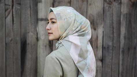 Menggunakan hijab dan menutup aurat adalah kewajiban bagi tiap muslimah. Gambar Foto Wanita Hijab Tampak Samping - foto cewek cantik