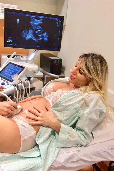 vicky xipolitakis presentó la carita de su bebé salvador cumple 18 semanas y ya mide como un