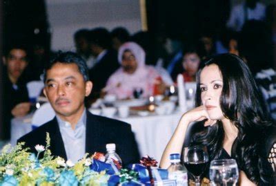 On tunku azizah's interest in collecting antiques, shah rezza said he helped her collect artifacts belonging to the pahang royal family when she was supervising the preparations for the marriage of tengku muda pahang tengku abdul rahman sultan ahmad shah with cik puan muda pahang. Ooh! Lala .. : Julia Rais