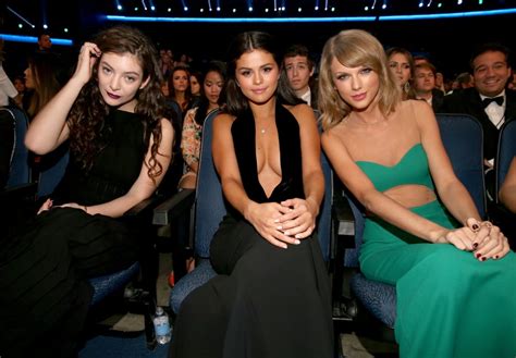 taylor swift at the american music awards 2014 photos popsugar celebrity photo 6