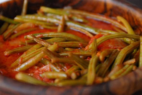 Add the intact half of the onion, the carrot, celery, and bay leaf. Green Beans in Tomato Sauce - David Rocco