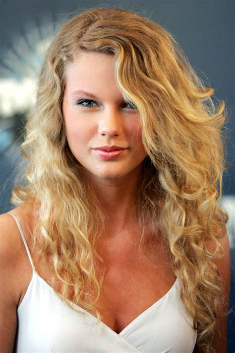Swift Sports A Beachy Do And Natural Makeup For The Cmt Music Awards