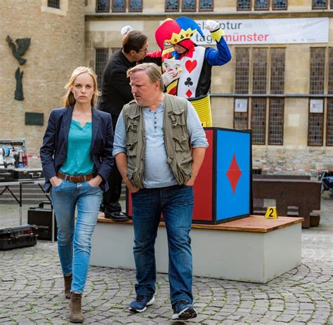 Alles an populären tropes von fake married bis gemeinsam duschen über kälteschock und die heizung funktioniert nicht oder im regen erwischt und man muss zusammen in der scheune. Münster Tatort Nadeshda Tot - Bilder Abschied Von Nadeshda ...