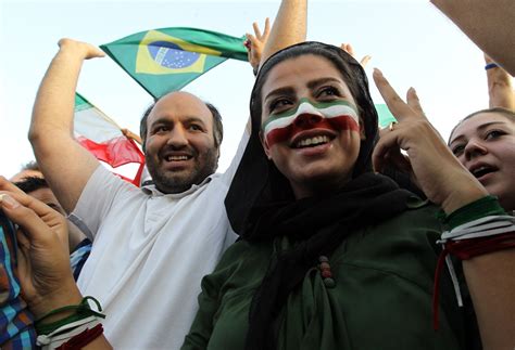 جشن و شادی مردم در پی صعود تیم ملی فوتبال ایران به جام جهانی ۲۰۱۴ برزیل به همراه تصاویر اپک
