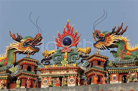 Chinese Dragons På Buddhistisk Tempel Stock Foto Colourbox