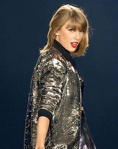 Taylor Swift Shows Off Bandaged Thumb After Kitchen Injury Us Weekly