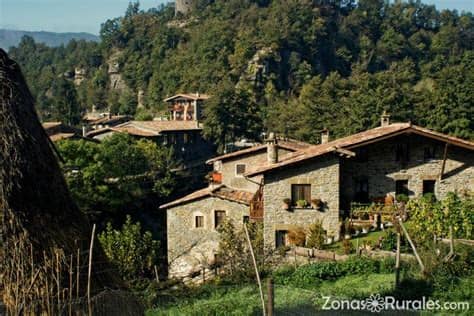Cocina, comedor, salón exclusivo para clientes y baño. Conectar con la naturaleza en una casa rural en la montaña ...