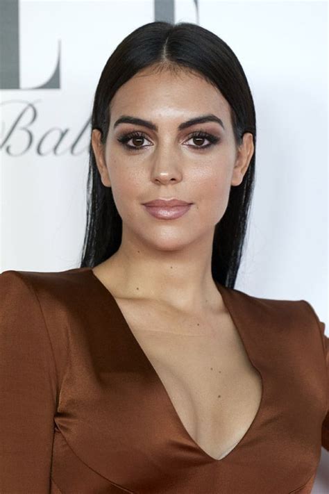 Rodriguez has since attended real madrid matches and, of course, has been part of the family for the fifa awards, attending the ceremonies with ronaldo's the two have both made clear they are in love, and georgina even spelled it out on instagram. Georgina Rodriguez nel 2020 | Stile di moda, Celebrità, Moda