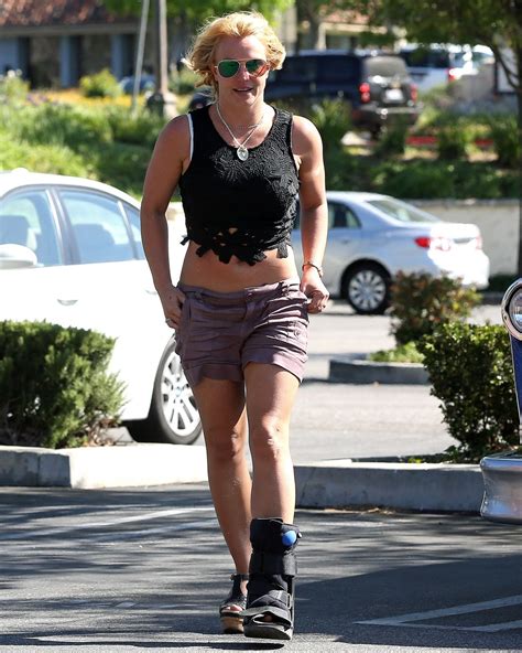 Britney se rend a la plage pour une séance bronzette mais les paparazzis sont bien entendus là !!vous la découvrirez en train de signer des autographes.enfin.une vie public,une vie normale. Britney Spears - Heading to the Beach in Malibu, May 2015 ...