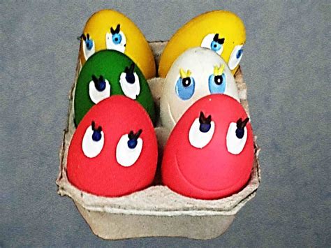 ¡mira cómo puedes hacer una corona navideña fácil, rápida y reciclada! 11 Ideas para decorar huevos de Pascua: