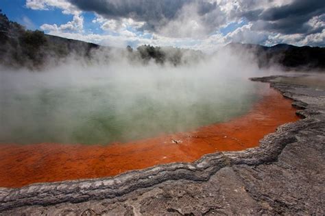 Yeni zelanda adalarına ilk yerleşenler 1500 yıl önce doğu pasifik okyanusu adalarından gelen yeni zelanda'ya ilk ulaşan avrupalı, danimarkalı abel tasman'dır. Yeni Zelanda'nın Şampanya Havuzu