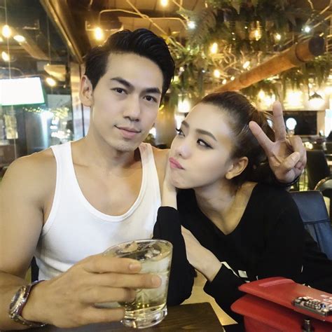 พบกับชีวิต lifestyle แบบฉบับ ดีเจเพชรจ้า ที่จะพาไปช็อป ชิม ชิลล์ กับบรรยากาศสุดหรู พร้อมทั้งภรรยาข้างกายสุดสวย นิวเคลียร์ หรรษา ที่มาแจกความ. เพชรจ้าสุดหวงห้าม นิวเคลียร์ โชว์เซ็กซี่