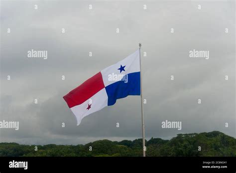 bandera de panamá volando fotografías e imágenes de alta resolución alamy
