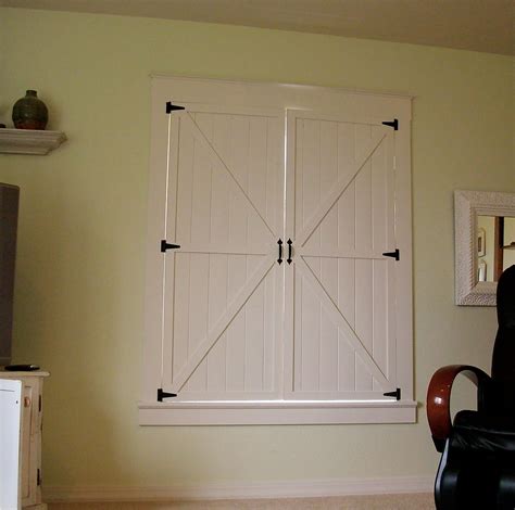 These diy interior shutters will help protect the windows and be a double shield of protection to your room against hardware weather conditions. Beautiful DIY Interior Shutters!