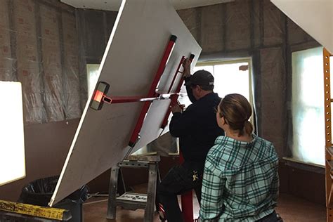I used a drywall lift to drywall my complete 2200 sf house by myself. Living Room Ceiling Drywall, Part 1 - avoision.com ...