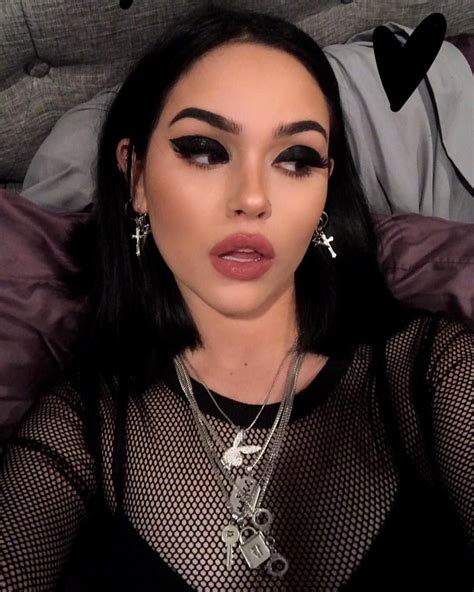 Pin By Emma Therad On Makeup With Images Maggie Lindemann Winged