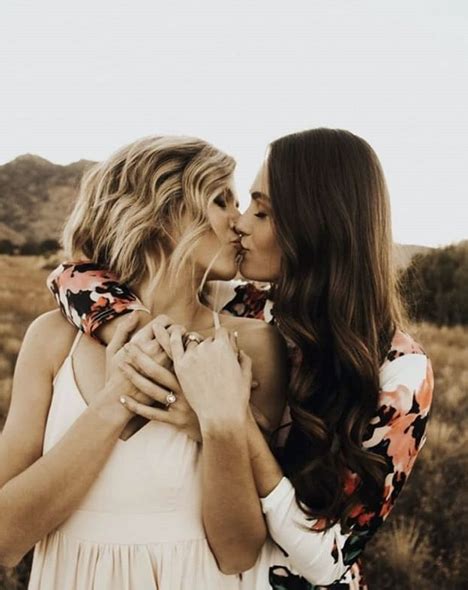 𝓶𝓲𝓪 𝓼𝓪𝓽𝓲𝓿𝓪𝓪 Cute Lesbian Couples Lesbian Love Lesbians Kissing Kylie Jenner En Bikini