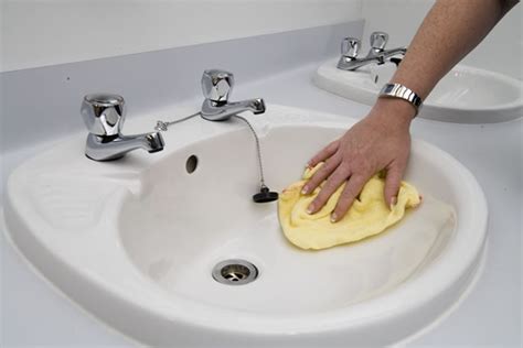 Domesticpedia Simple Sink Cleaning