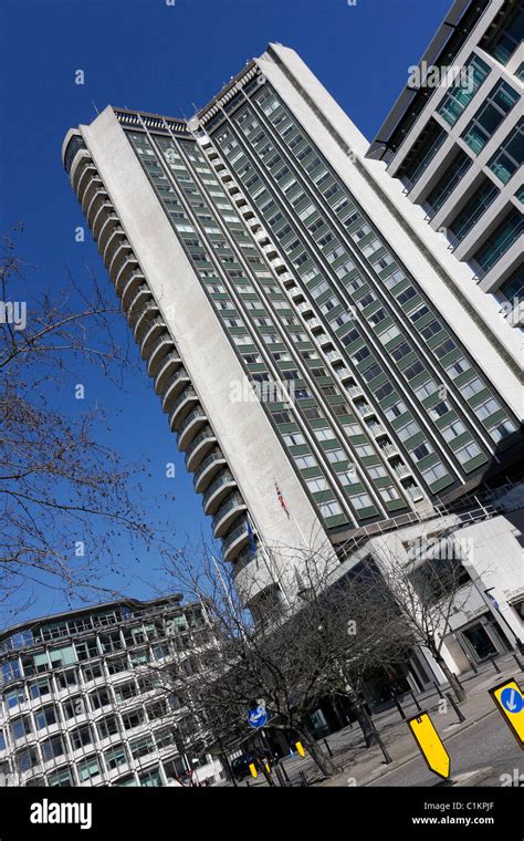 The Hilton Hotel On Park Lane London Stock Photo Alamy