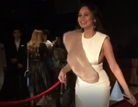 The actress, who spoke to the media at the launch of datuk seri siti nurhaliza's new song and beverage brand in skyglass, cyberjaya regarding her tweets, stated. Video 'Extra' Seksi, Izara Aishah Tampil Mohon Maaf ...