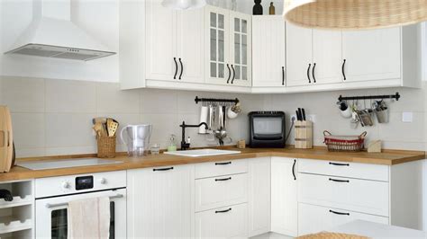 Lejos queda el tiempo en que las cocinas en color blanco eran clásicas o aburridas. Decoración de cocinas de color blanco - Baldosa hidráulica
