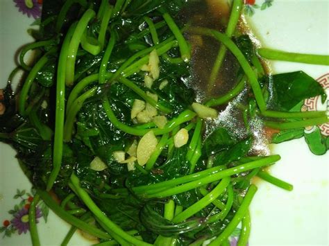 Pelepah daun panjang, merupakan satu kesatuan yang. Tumis daun ubi Resep : bawang putih cincang Cabai rawit ...