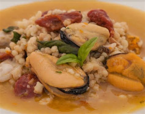 Per prima cosa ho pulito bene le cozze togliendo il bisso e ho fatto spurgare le vongole in acqua e sale per un'oretta. Fregola con cozze vongole e lupini: la ricetta gourmet ...