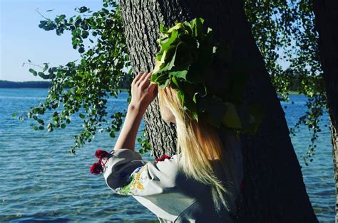 За повір'ям, цієї ночі прокидається уся лісова нечисть, тому багато що було побутує повір'я, що на івана купала дивовижним рожевим цвітом розквітає папороть. Івана Купала 2019 - що не можна робити і що можна ...