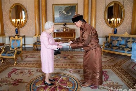Хатан хаан Элизабетад Н. Тулга итгэмжлэх жуух бичгээ өргөн барив - Өглөө.мн
