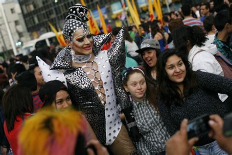 [fotos] la séptima versión de la marcha del orgullo gay en valparaíso cooperativa cl