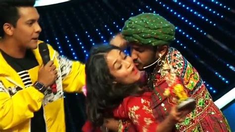 Indian Idol Show Contestant Kiss On Neha Kakkar Cheek इंडियन आइडल शो में कंटेस्टेंट ने नेहा