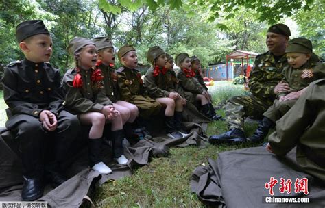 俄罗斯儿童参加军事爱国活动 拿玩具枪萌萌哒 频道 凤凰网