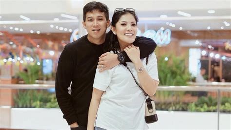 Begini ungkapan perasaan nindy ayunda, setelah tahu sang suami askara parasady harsono selingkuh di tahun 2015. Bukan Artis, Sederet Penyanyi Kondang ini Pilih Jatuhkan Hatinya ke Pelukan Pengusaha Kaya Raya