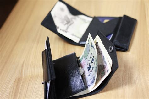 Abrasus aims to be the thinnest bifold leather wallet in the world. abrAsus の「小さい財布」 | abrAsus の「小さい財布」が結局メインの財布になりました ...