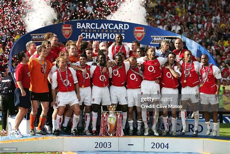 Arsenal Players Celebrate Winning The Premiership During The Fa Foto