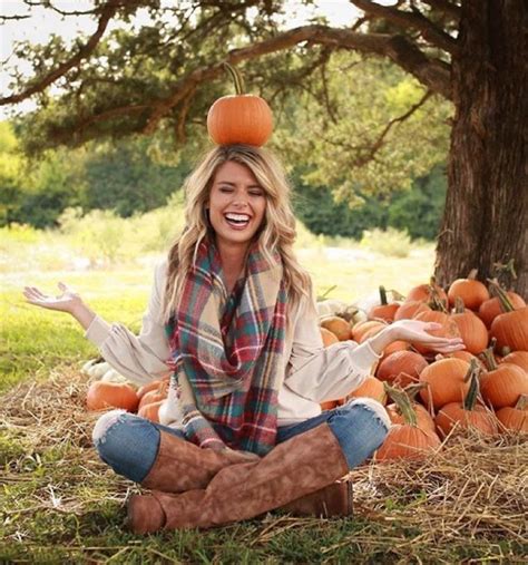 Pin By Sierra Mullins On Girl Senior Pictures In 2020 Fall Photoshoot